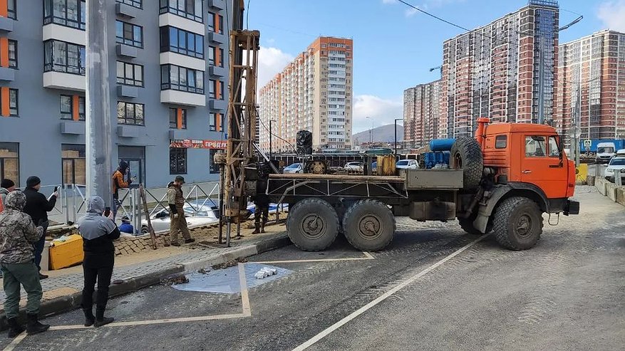 Главная картинка новости: На улице Мурата Ахеджака в Новороссийске взяли пробы грунта