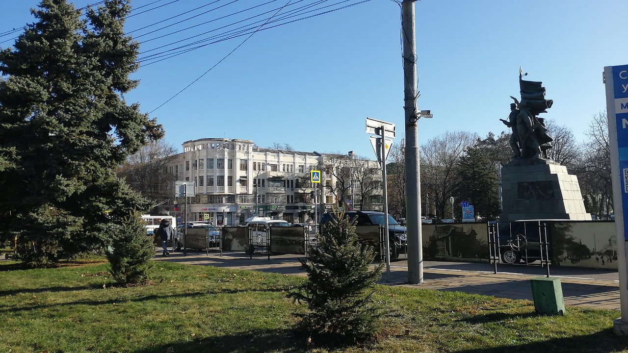 Главная картинка новости: В парковой аллее Новороссийска высадили елки