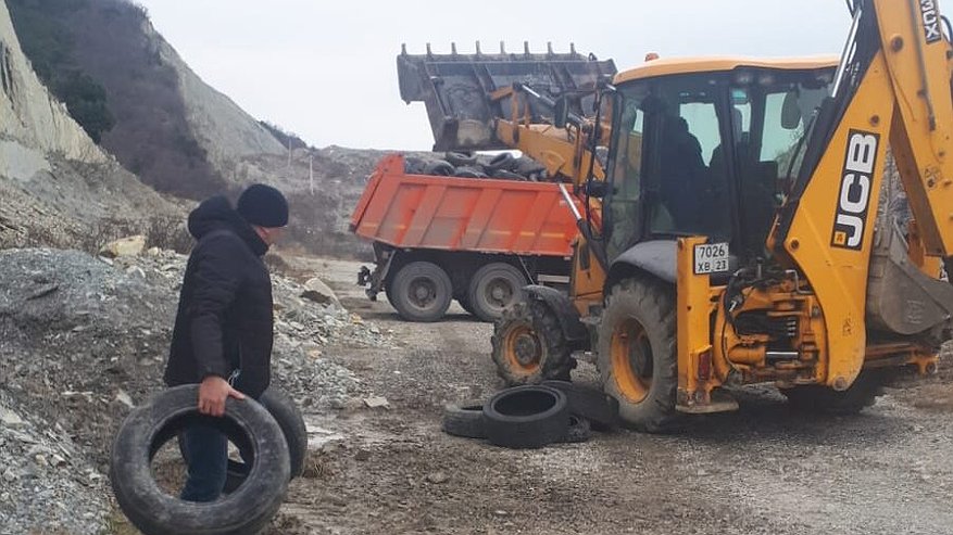 Главная картинка новости: На выезде из Новороссийска нашли свалку автомобильных шин
