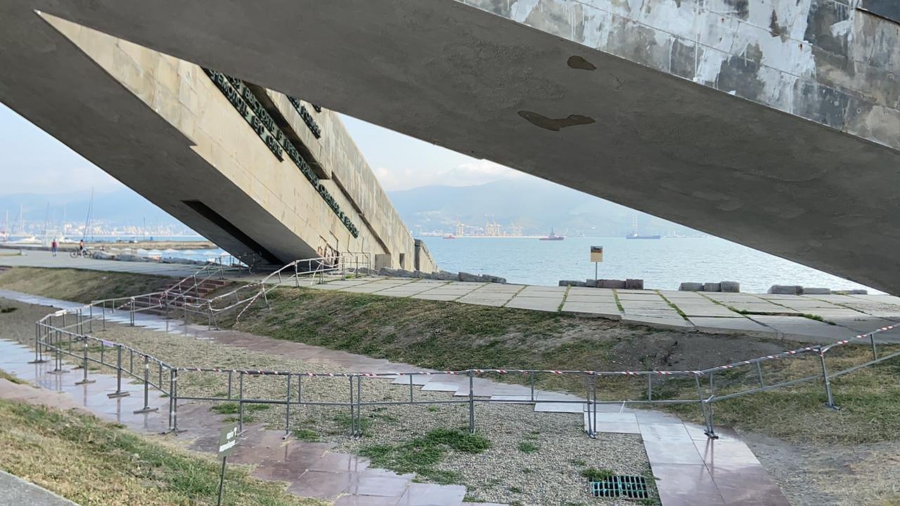 Главная картинка новости: У мемориала на Малой Земле в Новороссийске появилось ограждение