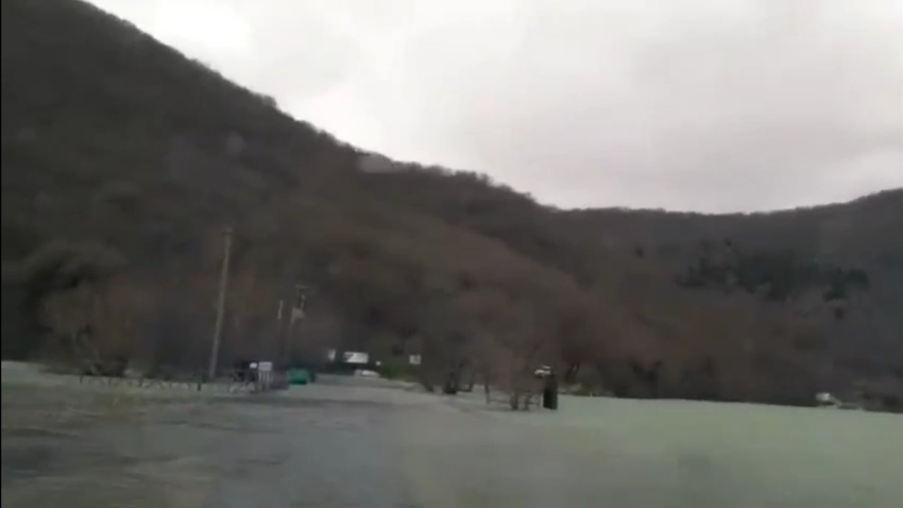 Главная картинка новости: Озеро Абрау под Новороссийском вышло из берегов и затопило дорогу