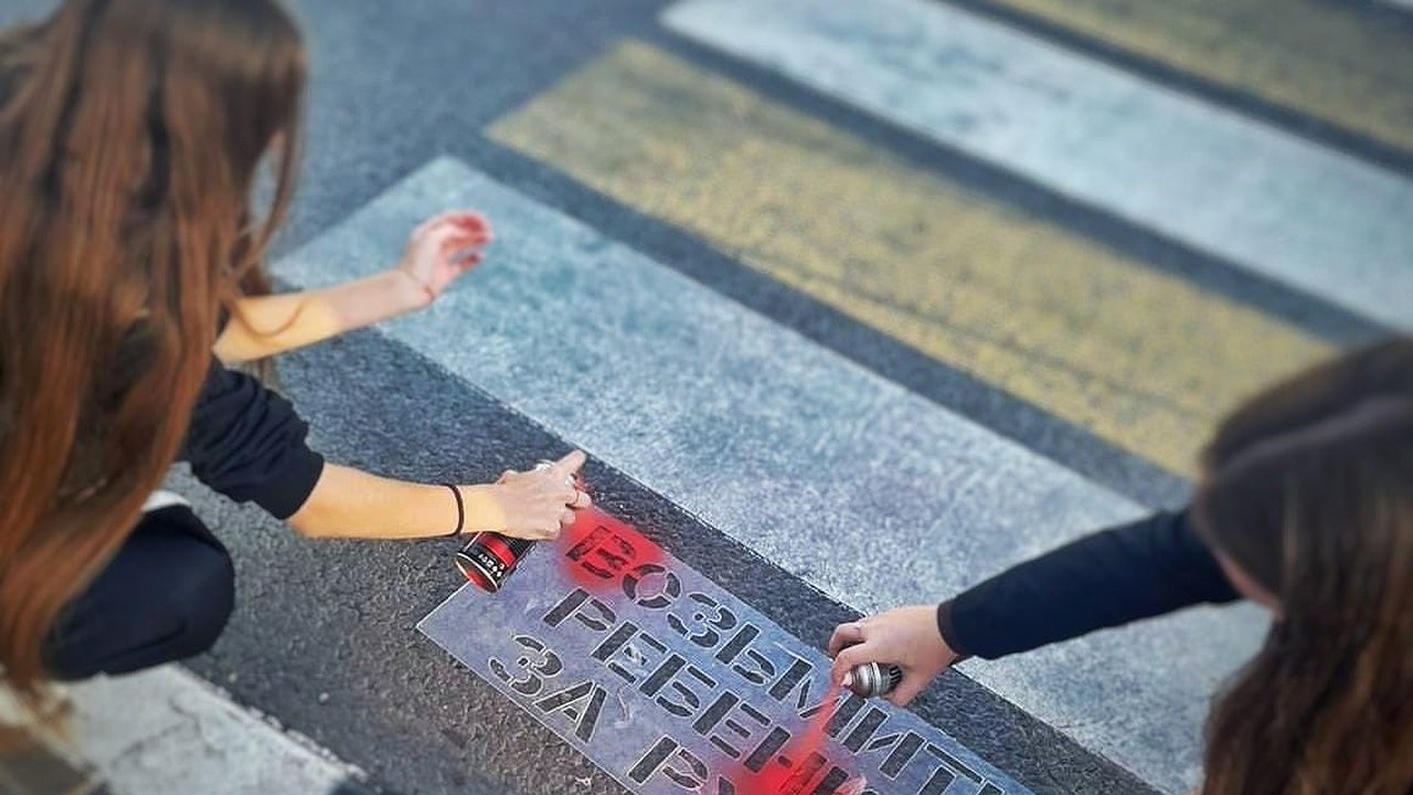 Главная картинка новости: В Новороссийске на пешеходных переходах появились новые надписи