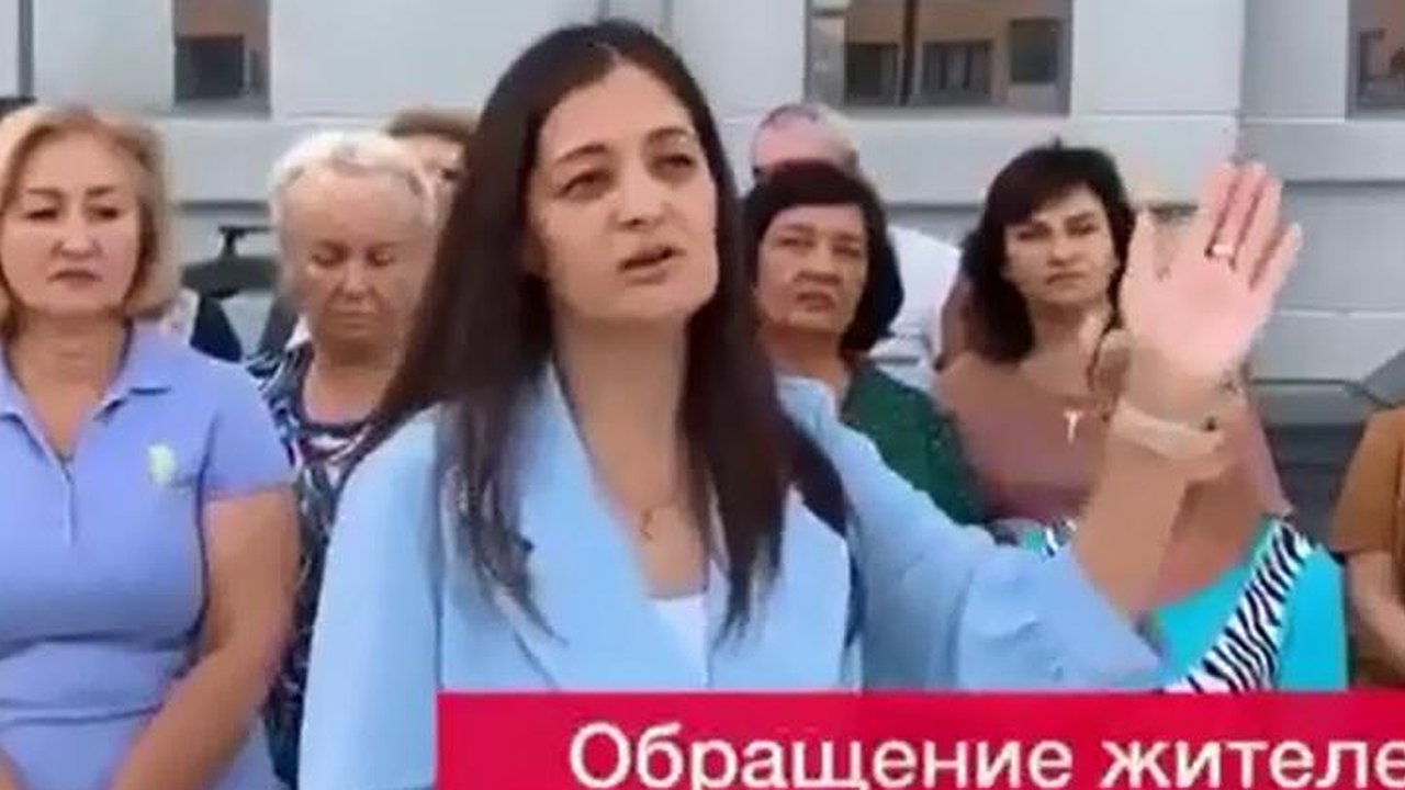 Главная картинка новости: Жители Новороссийска не могут подъехать к собственному дому, поэтому записали обращение к Путину