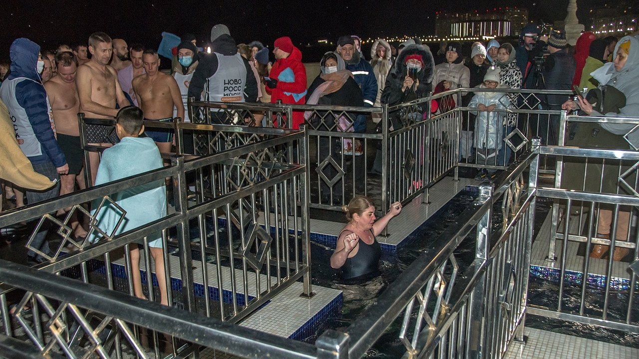 Главная картинка новости: Где пройдут крещенские купания в Новороссийске и как отмечали праздник раньше?