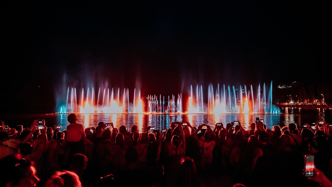 Главная картинка новости: Со следующей недели в Абрау перестанут показывать шоу фонтанов