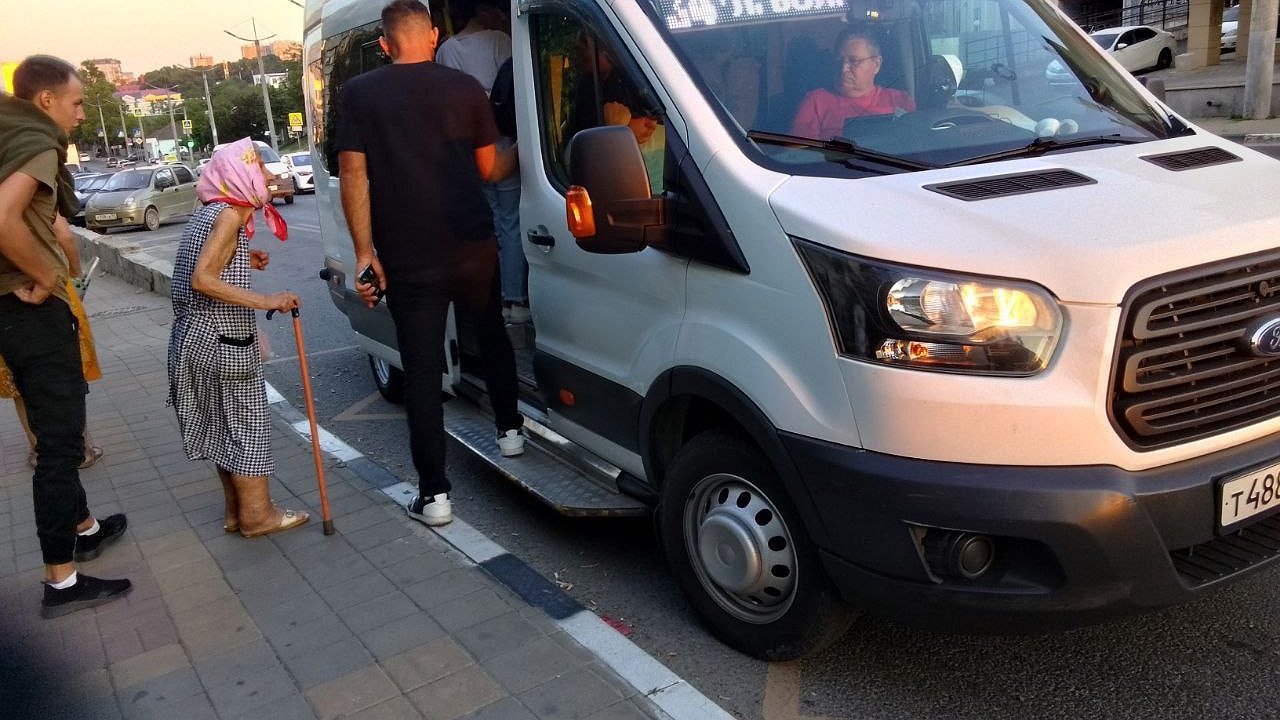 Главная картинка новости: В Новороссийске ребенку стало плохо в душной маршрутке с выключенным кондиционером. Водители играют в испытание пассажиров на прочность