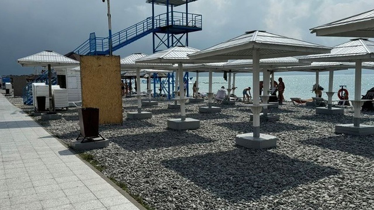 Главная картинка новости: Новороссийцы шокированы грязной плиткой арендаторов пляжа Алексино