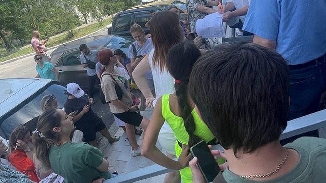 Главная картинка новости: Родители Новороссийска томятся в очереди, чтобы поставить печать о гражданстве