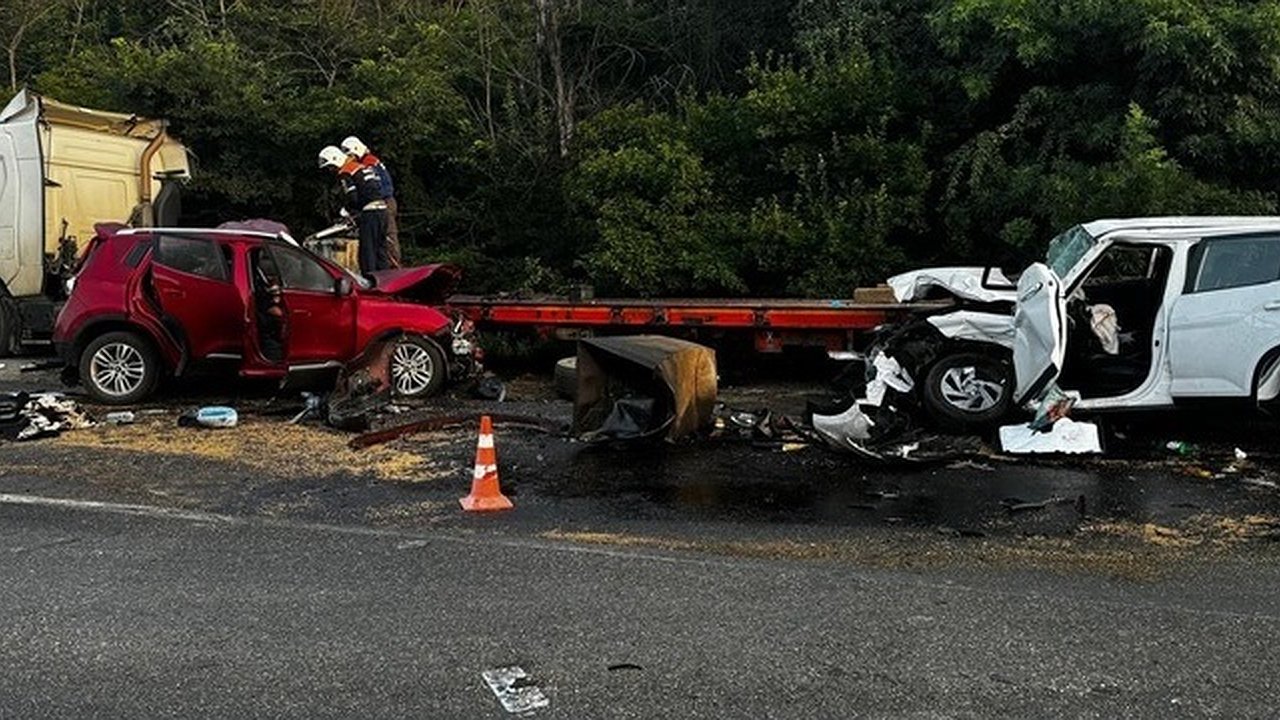 Главная картинка новости: Под Новороссийском в массовом ДТП погибли 9-летний ребенок и водитель