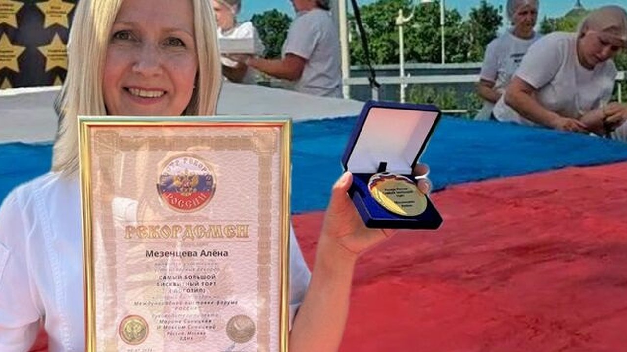 Главная картинка новости: Новороссийский кондитер испекла самый большой торт в России в цветах триколора