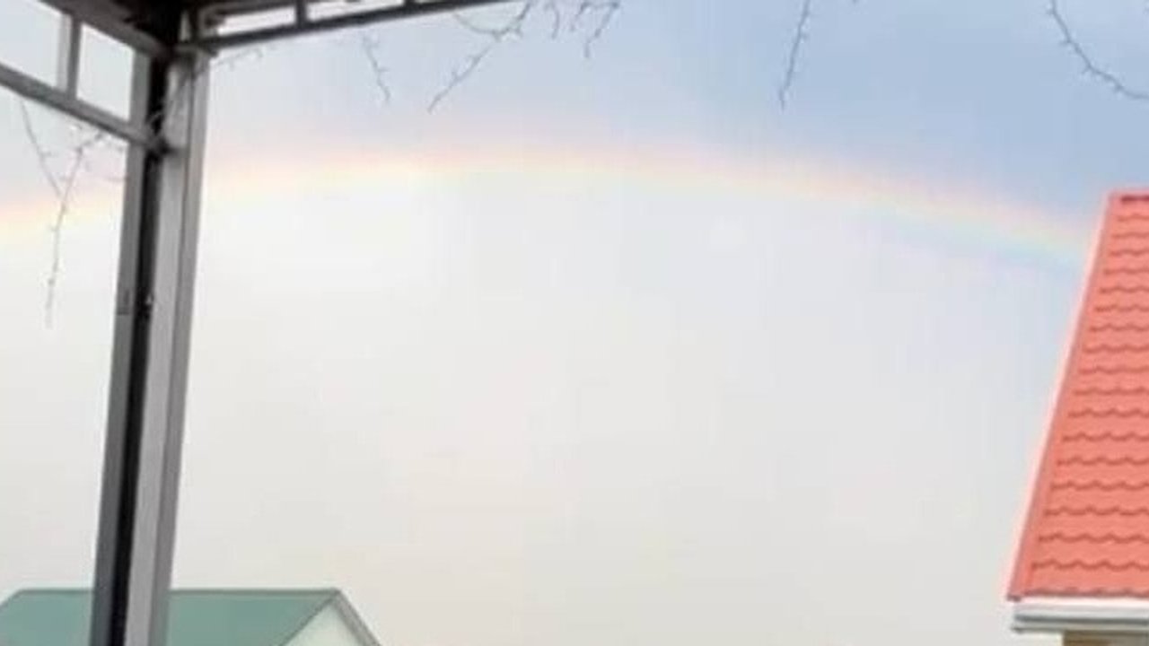 Главная картинка новости: Под Новороссийском в небе появилась двойная радуга