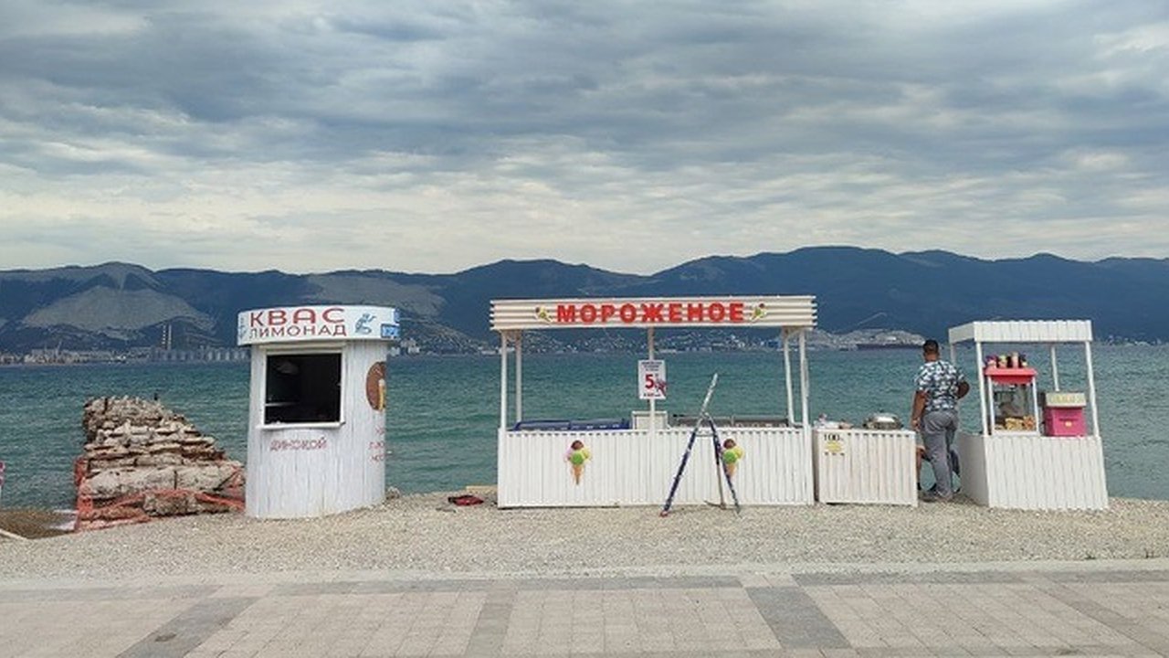 Главная картинка новости: Жители Новороссийска недовольны внешним видом ларьков на Набережной
