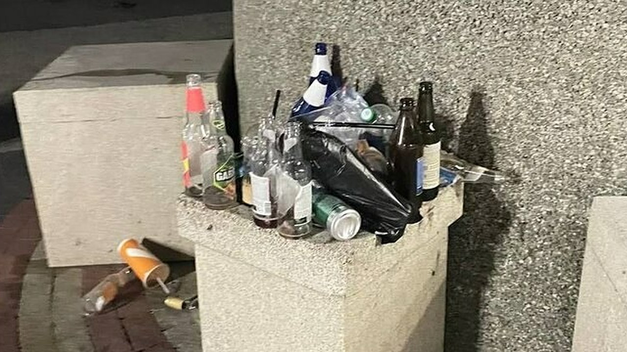 Главная картинка новости: Мусора на набережной в Новороссийске все больше