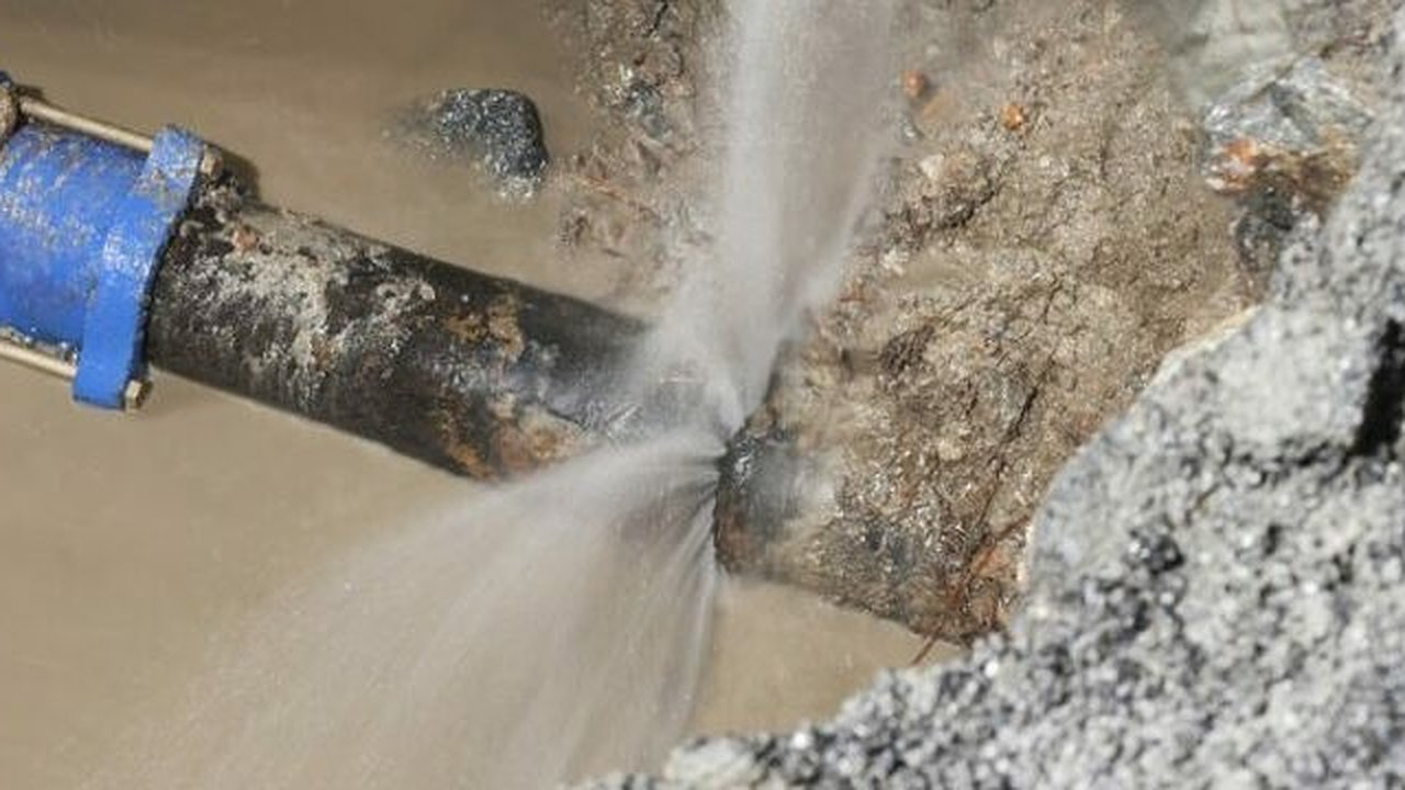 Главная картинка новости: В Новороссийске, из-за нехватки работников в «Водоканале», некому устранять аварии на водопроводе