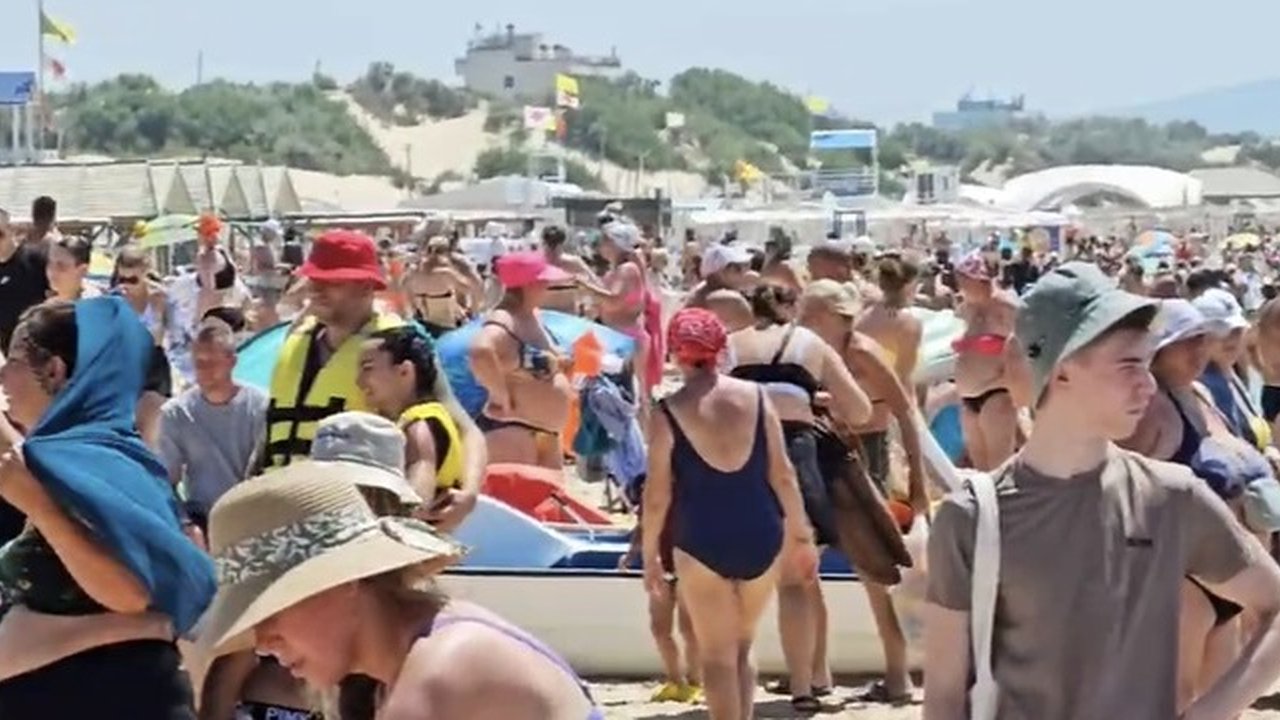 Главная картинка новости: Пляжи Новороссийска  переполнены
