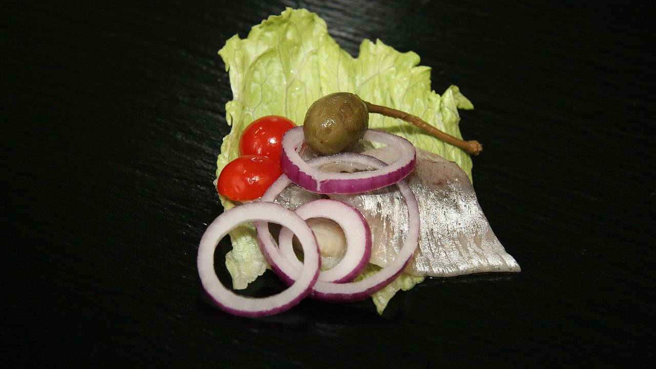 Главная картинка новости: Кому не стоит употреблять сельдь