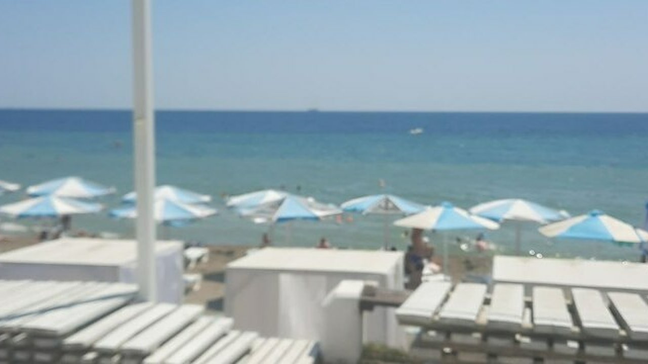 Главная картинка новости: На пляже «Мысхако» в Новороссийске не работает уборная, нет света и воды