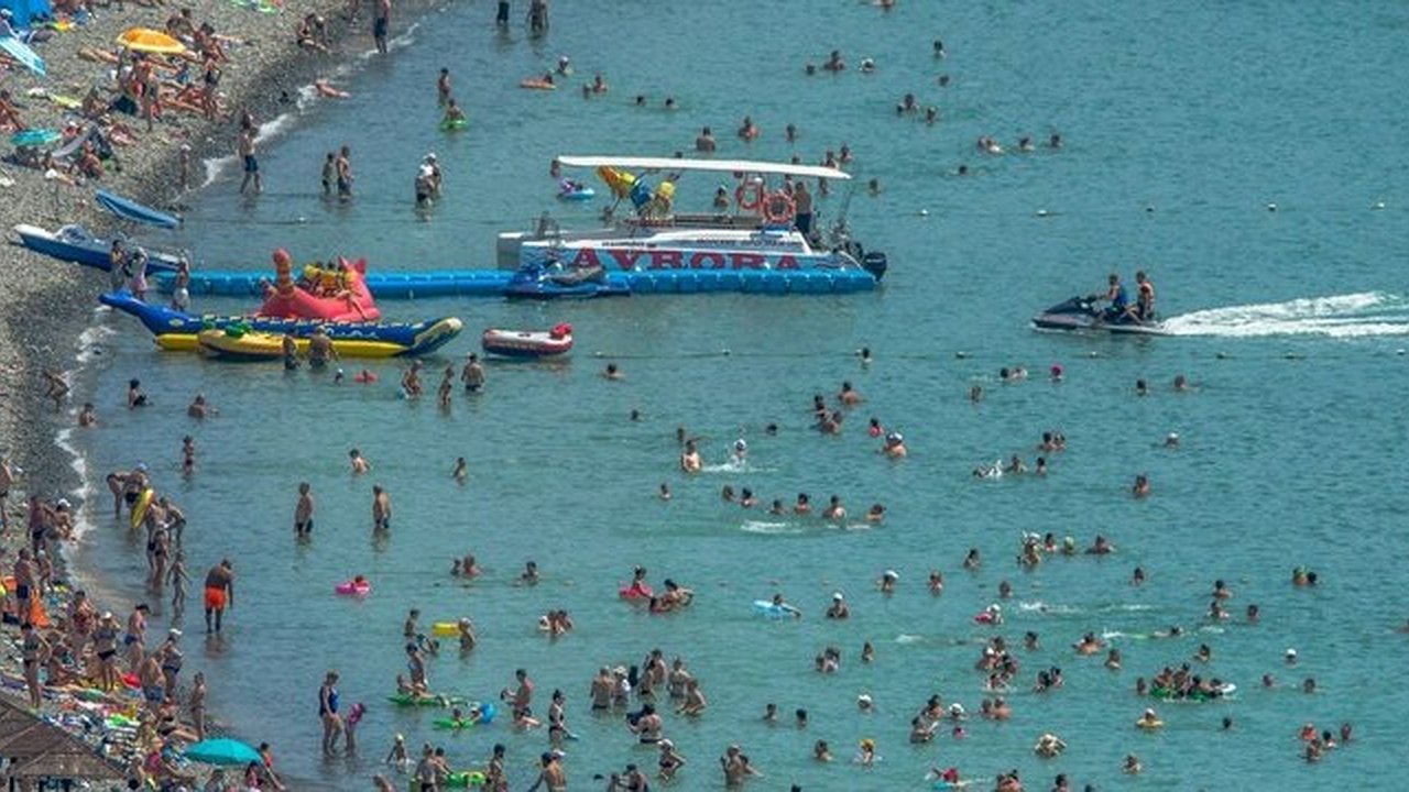 Главная картинка новости: Столпотворение на пляжах Новороссийска и близлежащих курортов