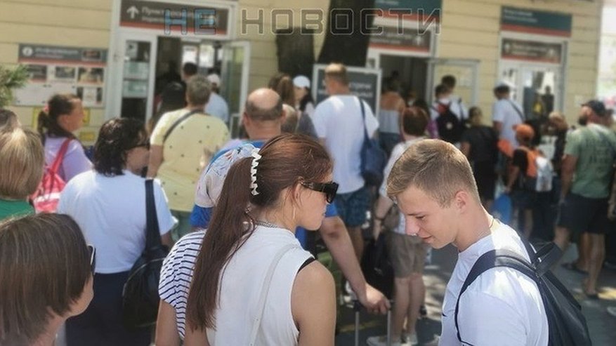 Главная картинка новости: Туристы пожаловались на размеры железнодорожного вокзала Новороссийска