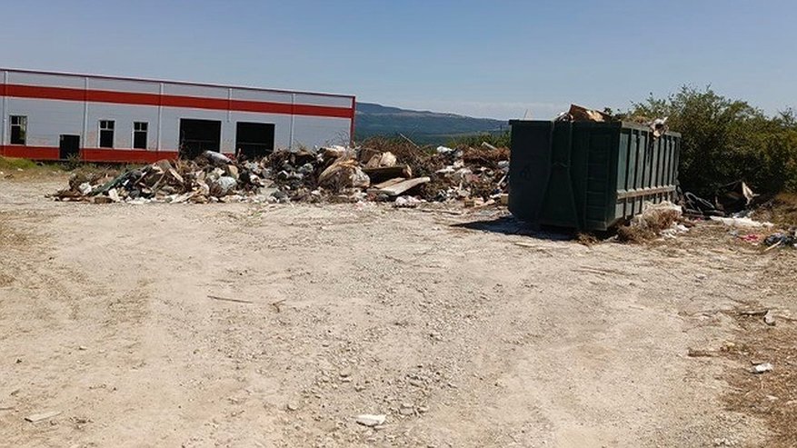 Главная картинка новости: В станице Раевской устроили свалку рядом с памятником войны
