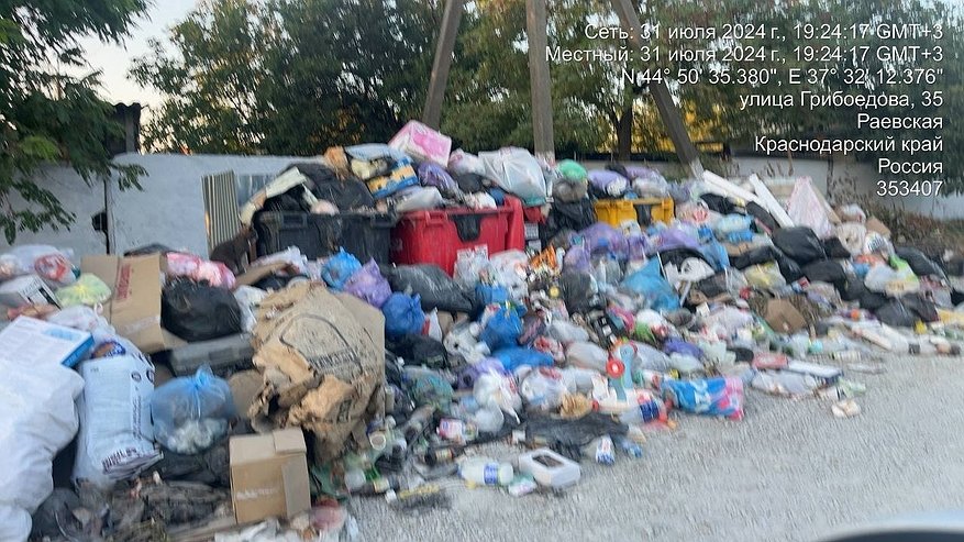 Главная картинка новости: Жители Мысхако грозятся забаррикадировать мусором дорогу