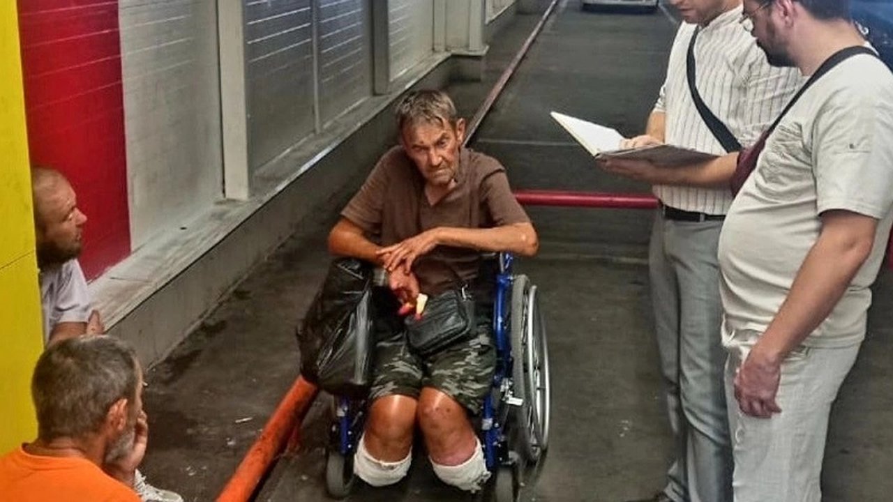 Главная картинка новости: Парковку на улице Мира в Новороссийске заполонили приезжие бездомные