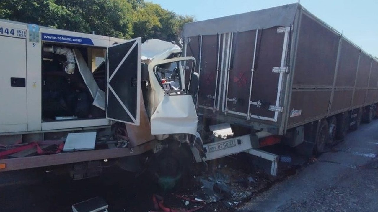 Главная картинка новости: На перевале «Волчьи ворота» под Новороссийском эвакуатор влетел в КамАЗ