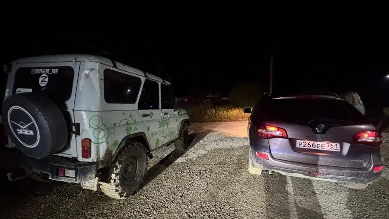 Главная картинка новости: Туристы хотели объехать пробку через горы, но застряли в грязи