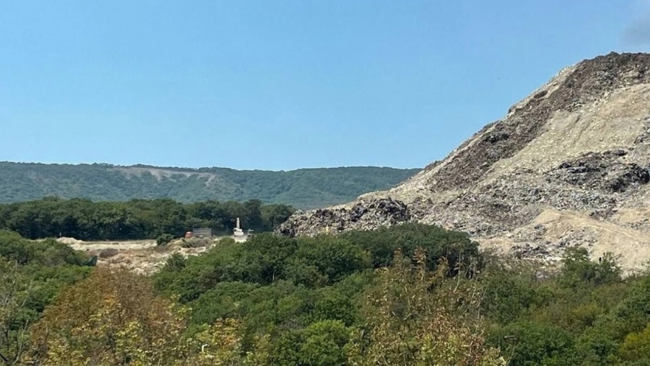 Главная картинка новости: Новороссийцы опасаются, что расширение мусорного полигона началось