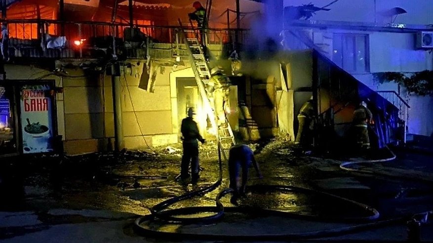 Главная картинка новости: В череде пожаров Новороссийска на прошлой неделе загорелась баня, огонь перекинулся на кафе, гаражи