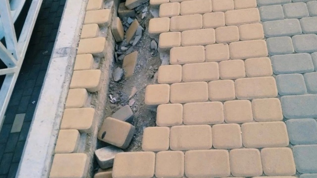 Главная картинка новости: На улице Мурата Ахеджака в Новороссийске снова провалился тротуар