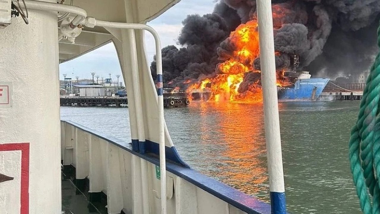 Главная картинка новости: В порту «Кавказ» затонул паром с топливными цистернами после атаки ВСУ