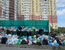 После пожара на Щелбе отходы сваливают рядом с свалкой, дворы утопают в мусоре
