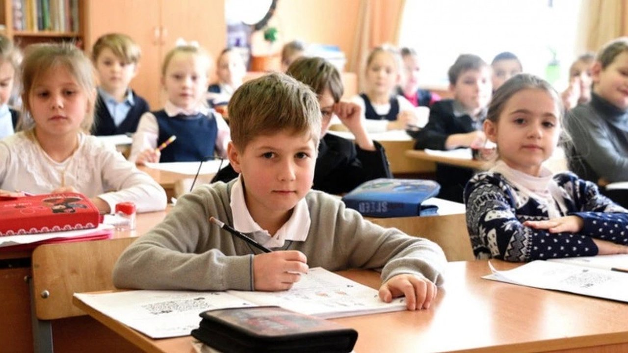 Главная картинка новости: Новороссийцы возмущены проведением уроков в начальной школе во вторую смену