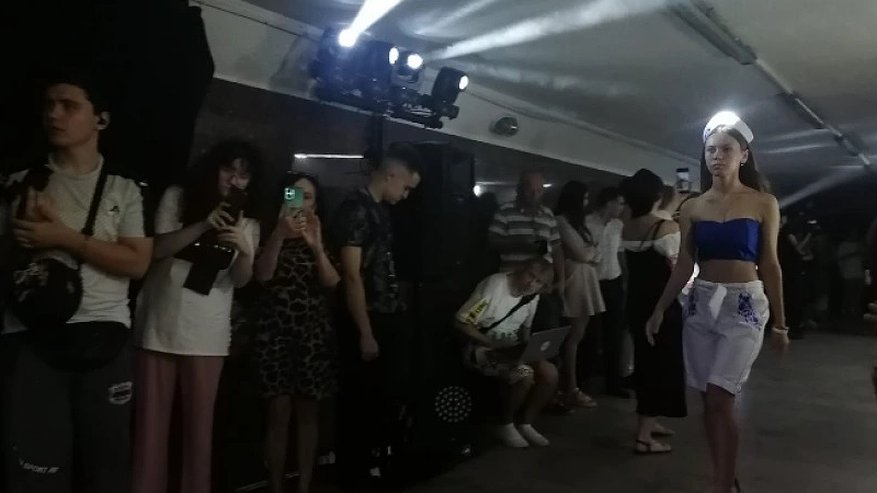 Главная картинка новости: В Новороссийске во время показа мод «Подземка» дважды выключался свет
