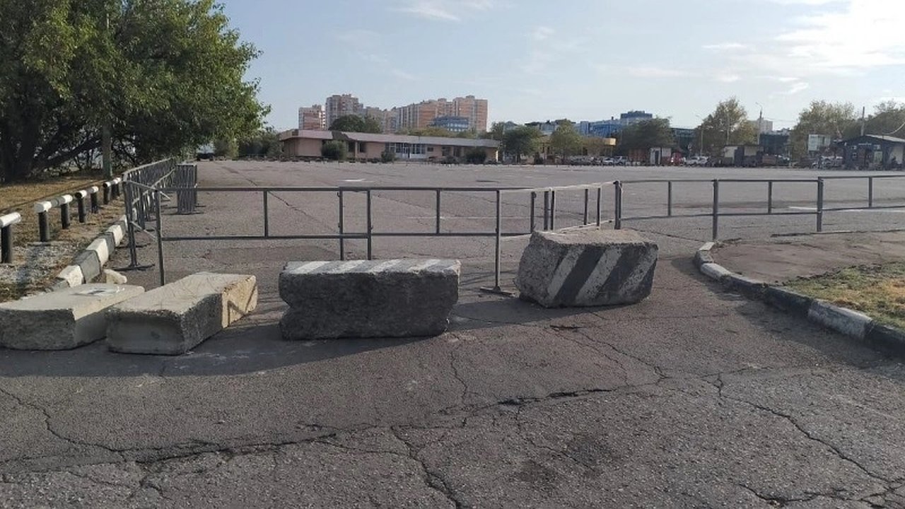 Главная картинка новости: В Новороссийске въезд на «квадрат» перекрыли бетонными блоками