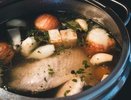 Куриный бульон станет вкусным и золотистым: один ингредиент сделает его еще ароматнее