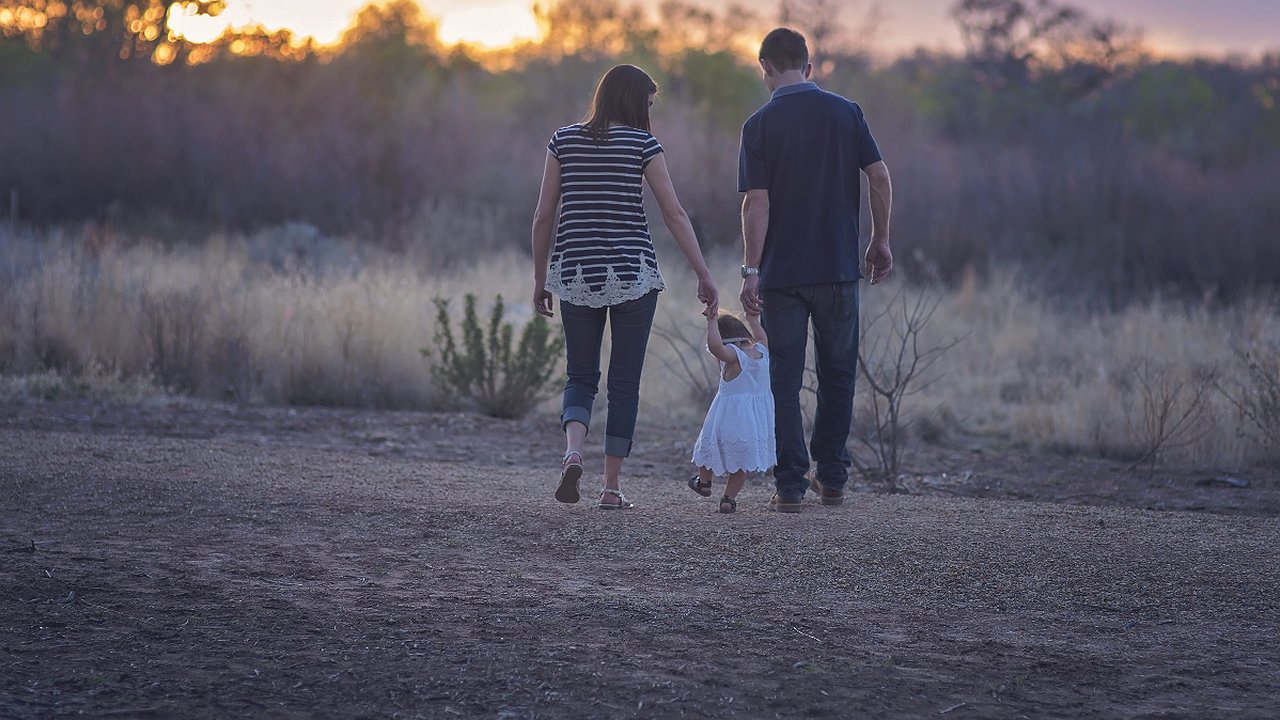 Главная картинка новости: Ученые рассекретили, кто из родителей передает свой интеллект ребенку