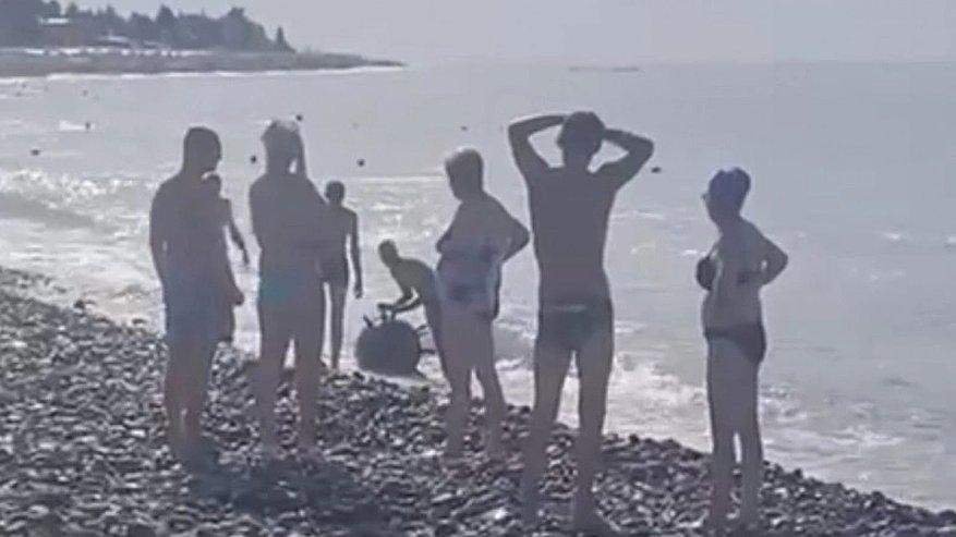 Главная картинка новости: Мина на побережье в Сочи: видео, опубликованное в интернете, всполошило людей