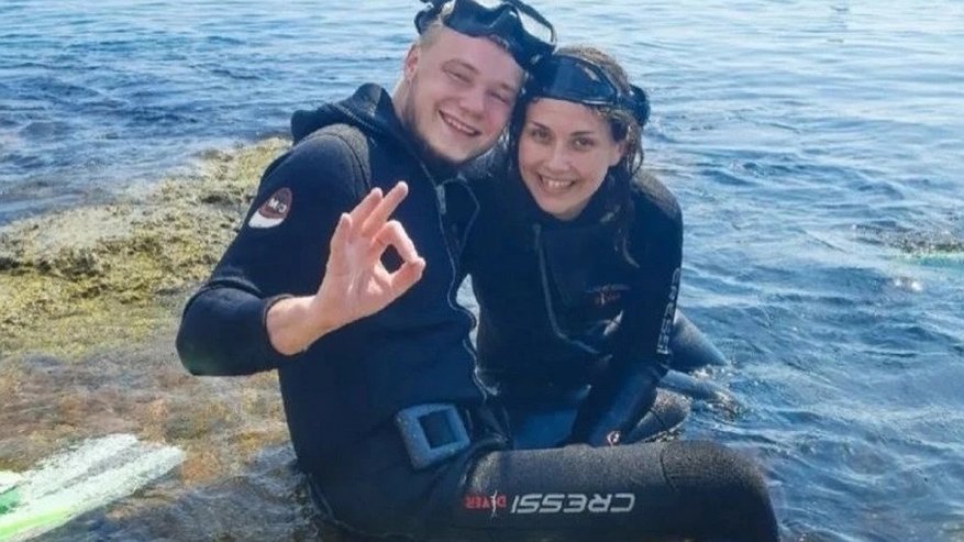 Главная картинка новости: Крымчанин сделал девушке предложение под водой