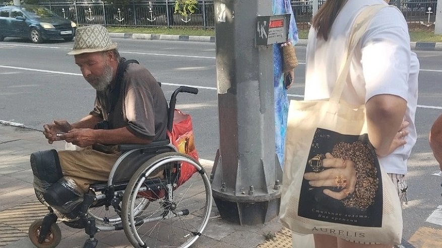 В Новороссийске бездомные клянчат деньги у прохожих, чтобы напиться