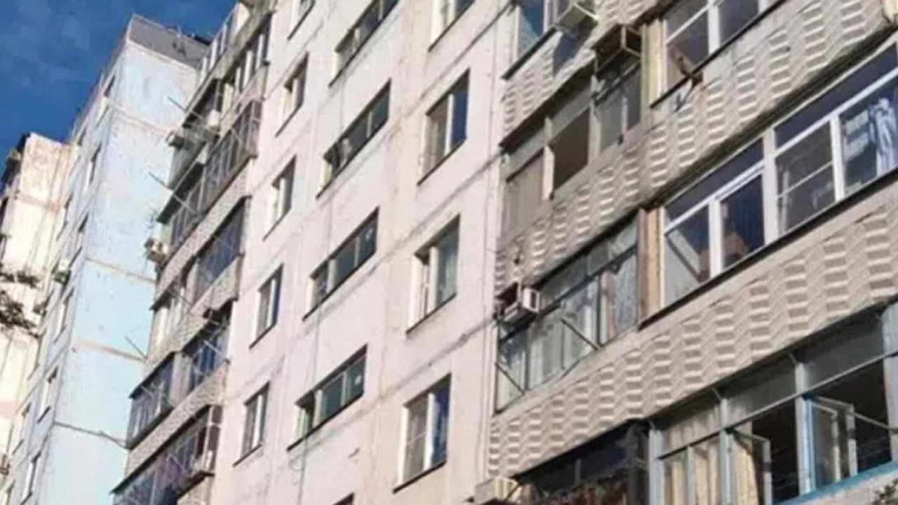 Главная картинка новости: В Новороссийске из окна девятиэтажки выпал подросток