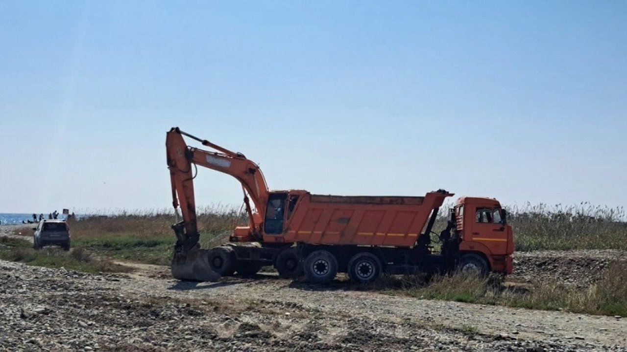 Главная картинка новости: В Новороссийске экскаватор пересыпает гальку с берега моря на территорию лагуны