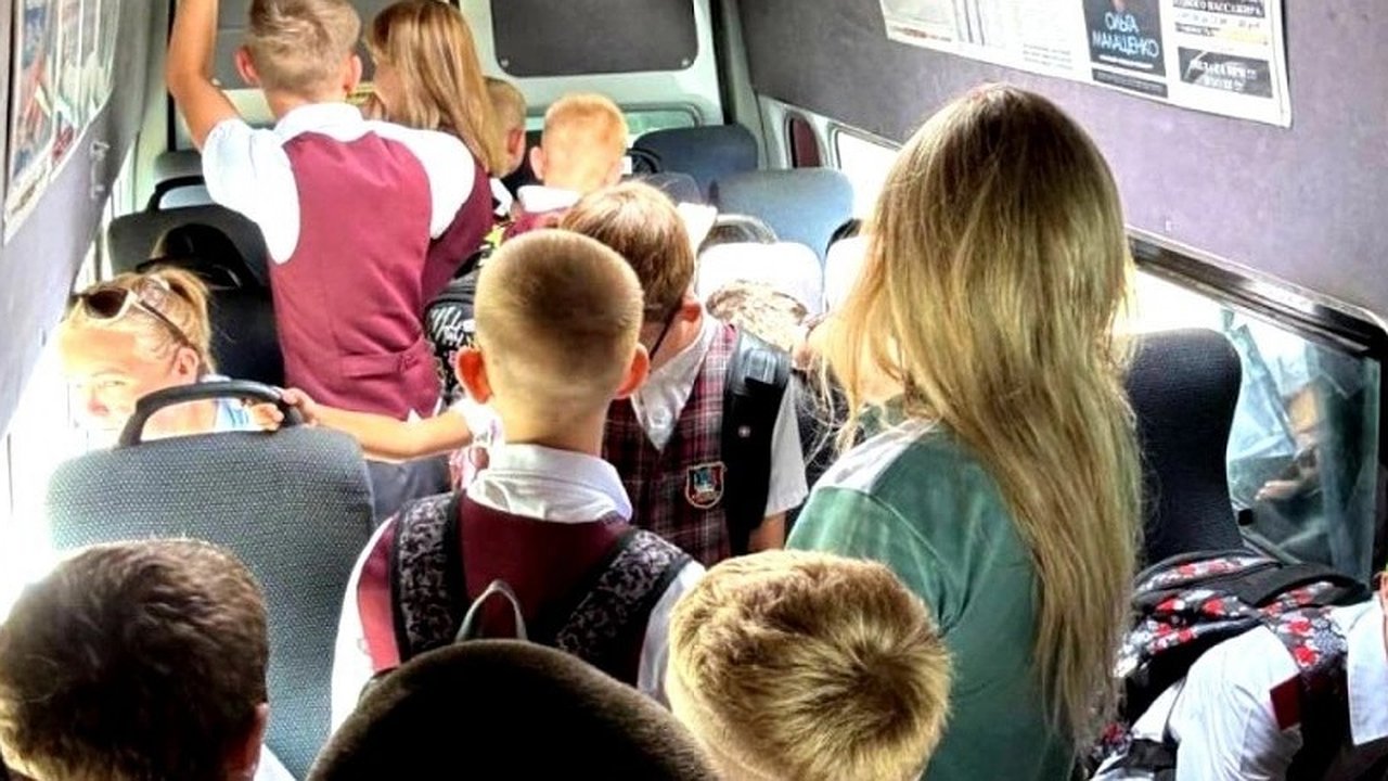 Главная картинка новости: В Новороссийске школьники не помещаются в маршрутки