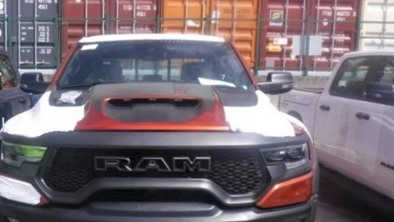 Главная картинка новости: Раскрыта схема нелегального ввоза автомобилей из США в Краснодарский край