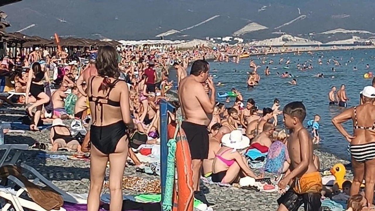 Главная картинка новости: На пляжах Новороссийска и других курортных городов края полный аншлаг