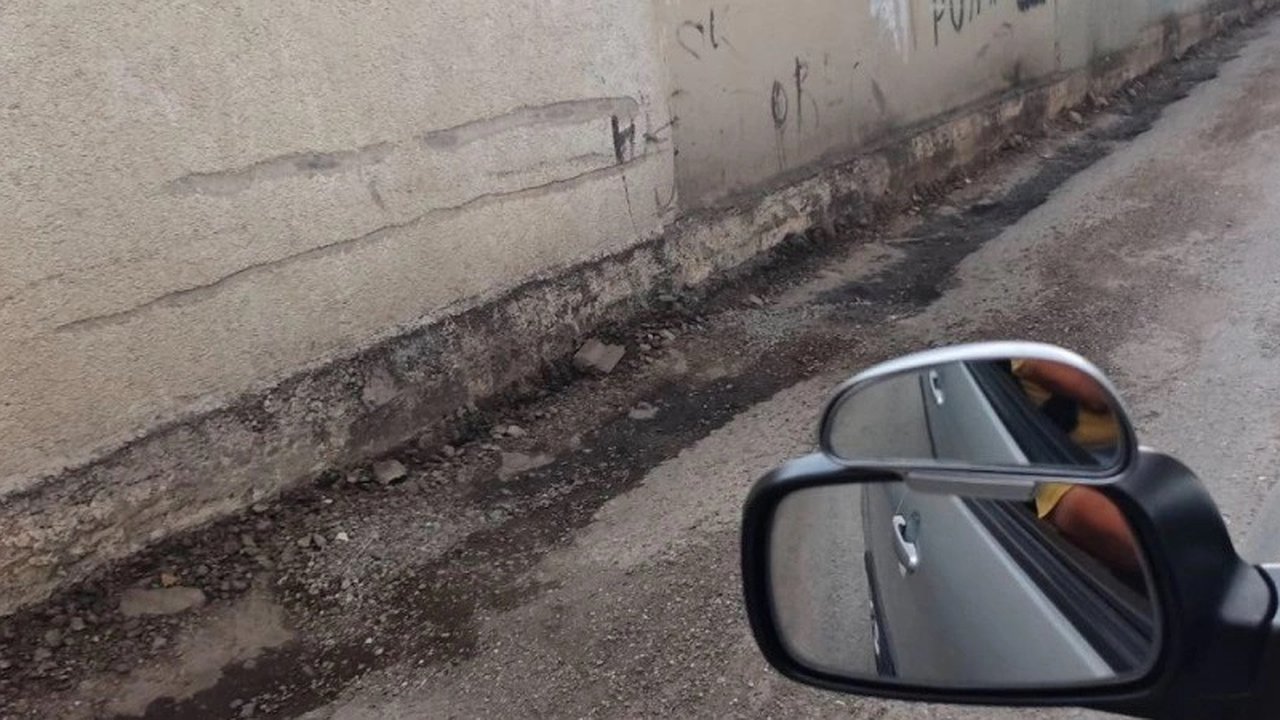 Главная картинка новости: Водитель маршрутки взял лопату и закидал ямы на дороге в ЖК «Парковый» в Новороссийске