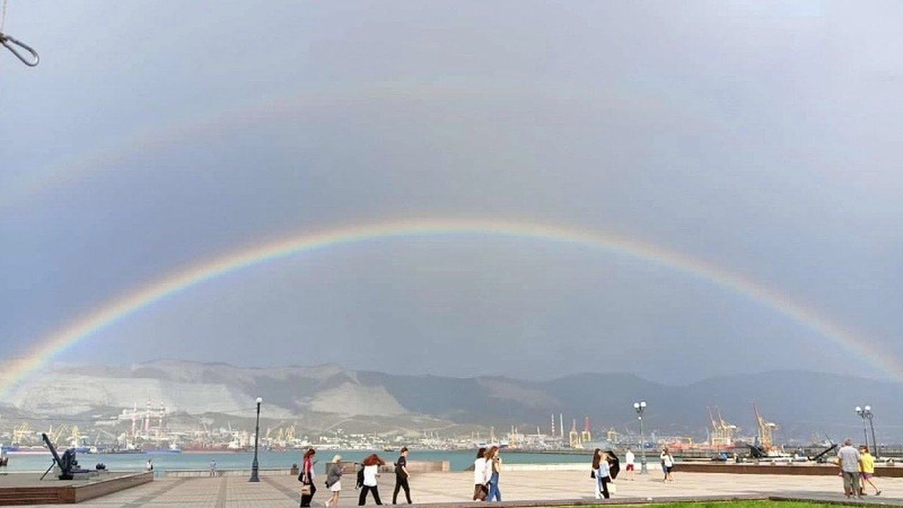 Главная картинка новости: Новороссийцы любовались яркой двойной радугой после дождя