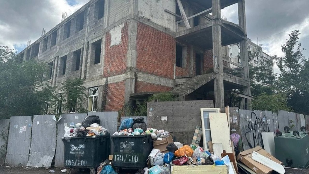 Главная картинка новости: Студентка из Новороссийска жалуется на недострой и свалку рядом с вузом