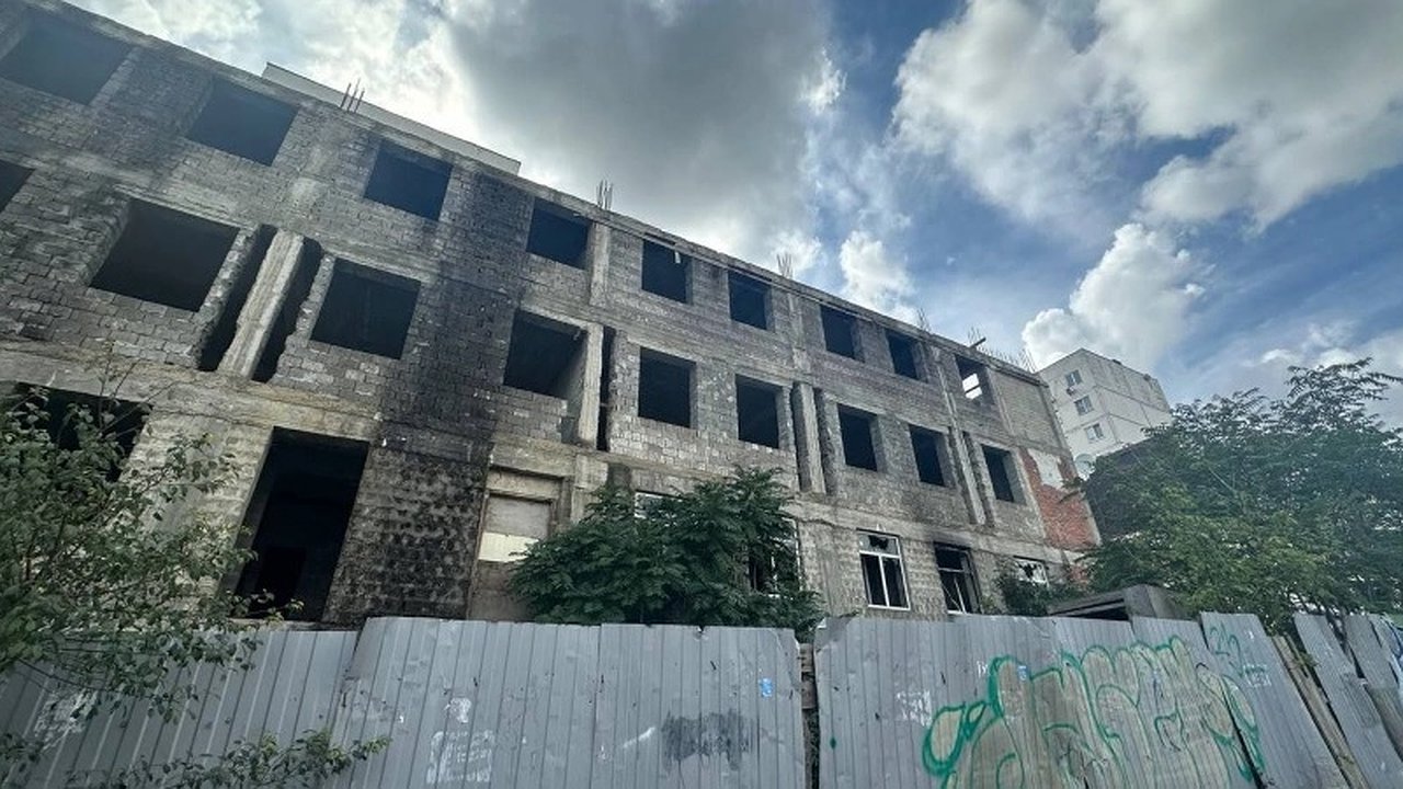 Главная картинка новости: Власти пообещали убрать свалку вокруг недостроя рядом с вузом в Новороссийске